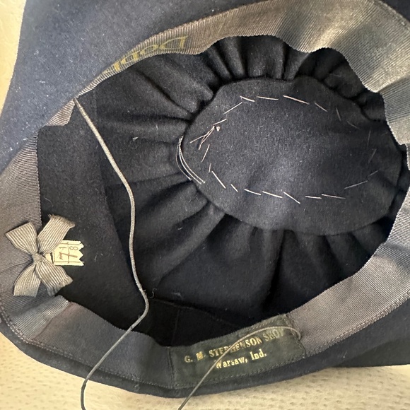 ALLURING 1940s\' BLACK FELT BERET WITH GATHERED TOP + CURLED CHARTREUSE  FEATHER main image 6